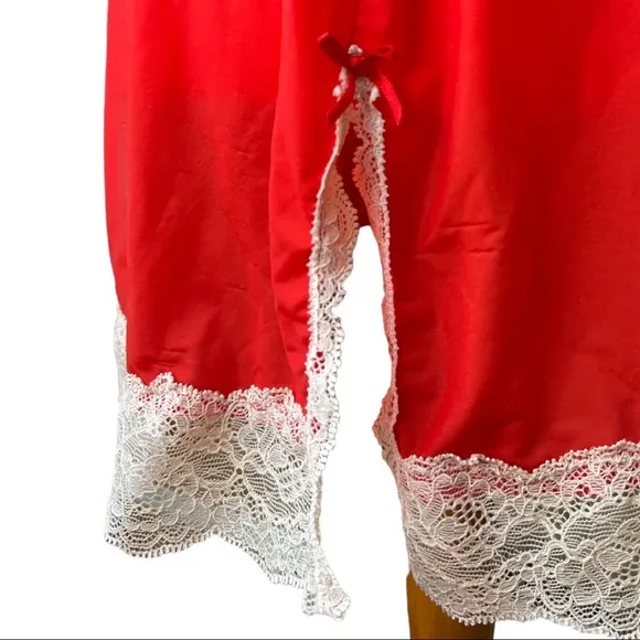 VICTORIA’s Secret red silk cream lace short slip Sz S.
